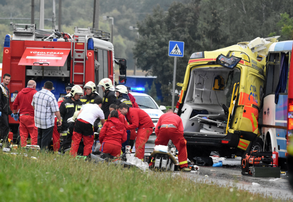 Súlyos baleset történt Szolnokon: mentőautó és busz ...