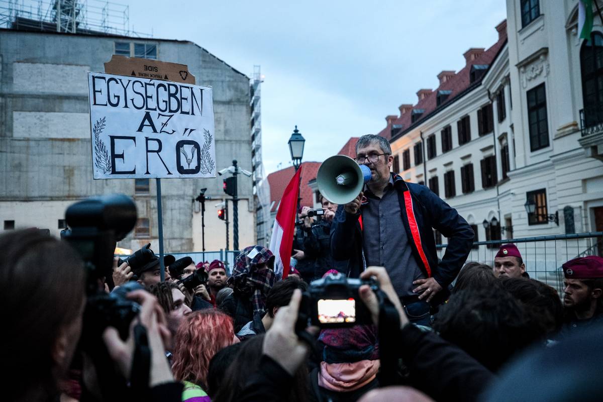 Hadházy Ákos szól a tömeghez a Karmelitánál a Várban