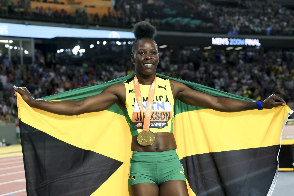 A győztes jamaicai Shericka Jackson a női 200 méteres síkfutás döntője után a budapesti atlétikai világbajnokságon a Nemzeti Atlétikai Központban 2023. augusztus 25-én.
