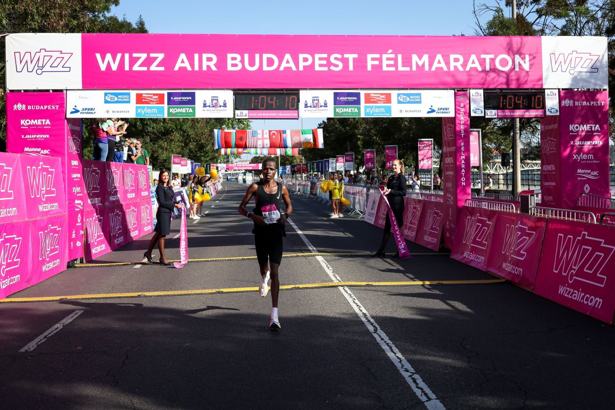 A győztes kenyai Albert Kipkorir Tonui a célban a 38. Wizz Air Budapest félmaratonon az ELTE Lágymányosi Campusánál 2023.szeptember 10-én. MTI/Hegedüs Róbert