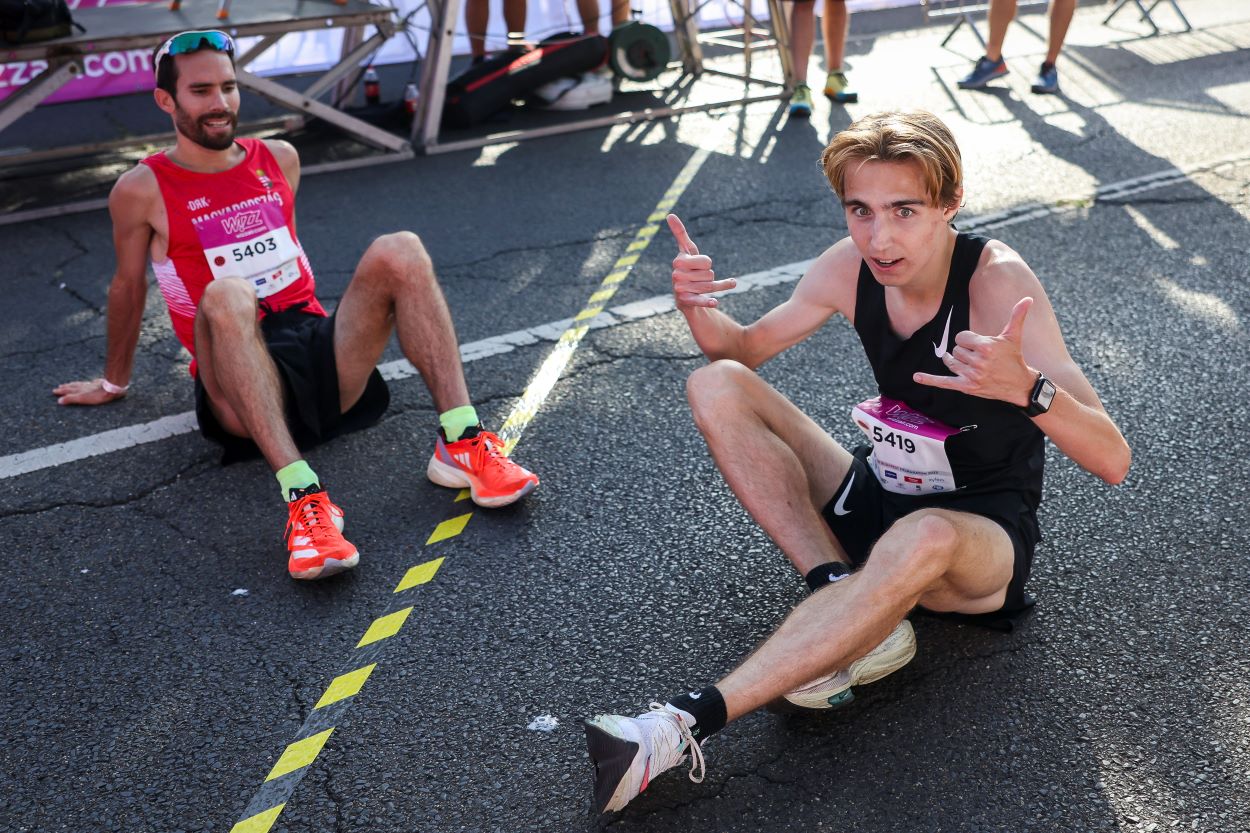 Lomb Ádám (j) az első és Csere Gáspár, a második magyar befutó a célban a 38. Wizz Air Budapest félmaratonon az ELTE Lágymányosi Campusánál 2023.szeptember 10-én. MTI/Hegedüs Róbert