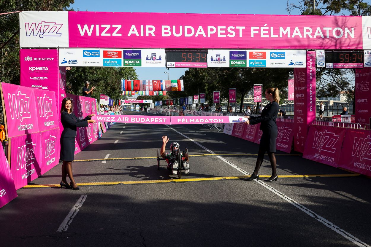 Bók László, a hand bike kategória győztese a célban a 38. Wizz Air Budapest félmaratonon az ELTE Lágymányosi Campusánál 2023.szeptember 10-én. MTI/Hegedüs Róbert