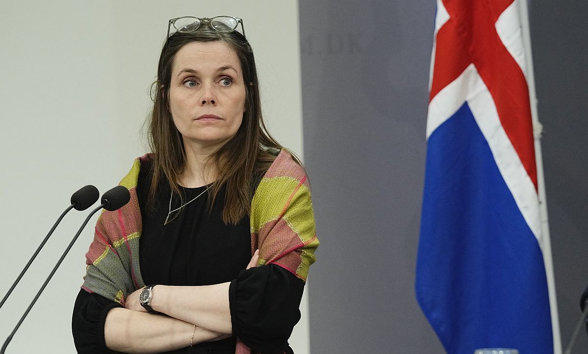 Katrín Jakobsdottír izlandi miniszterelnök az izlandi zászló előtt.