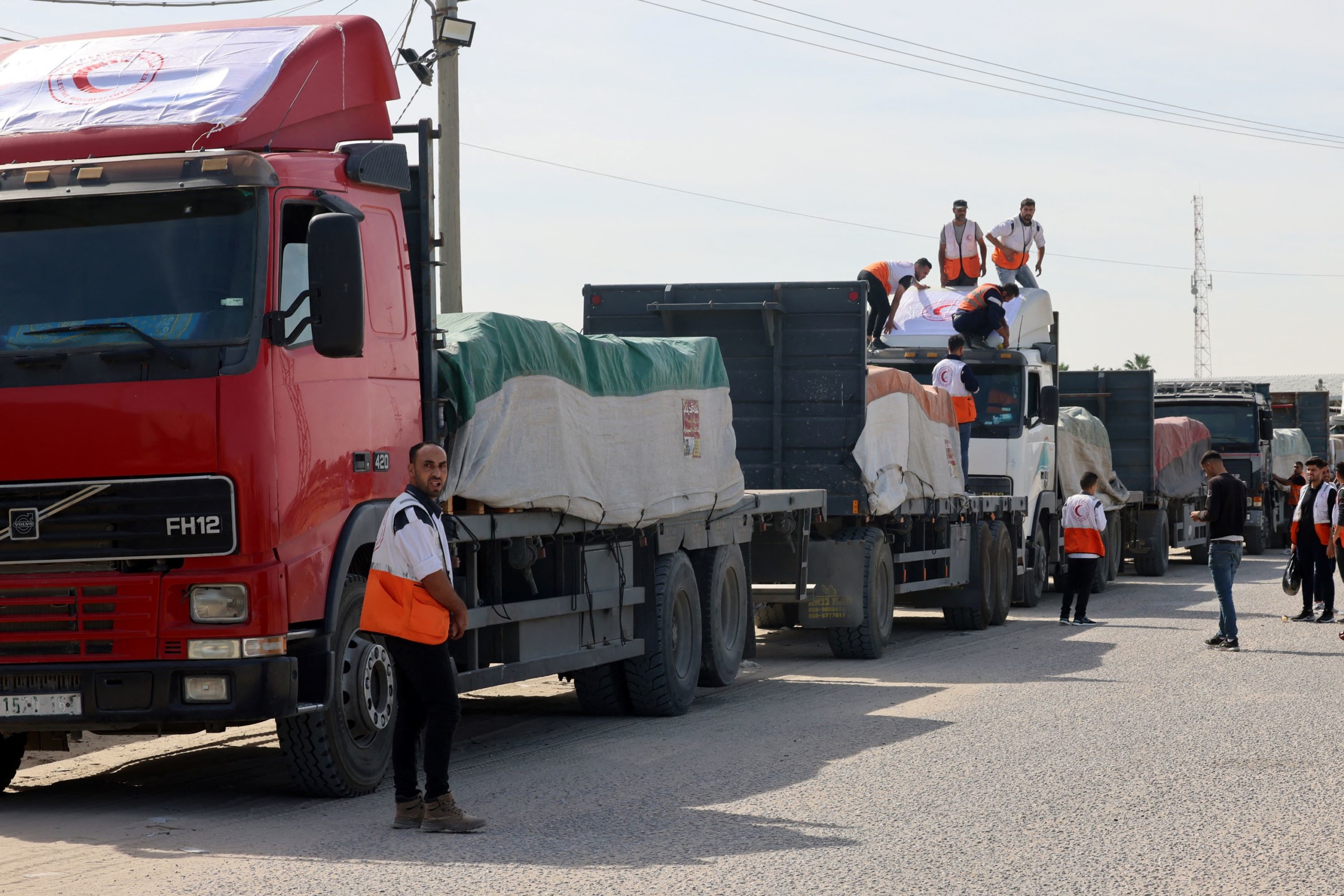 Érkezik a humanitárius segély a Gázai övezetbe a rafahi határon át