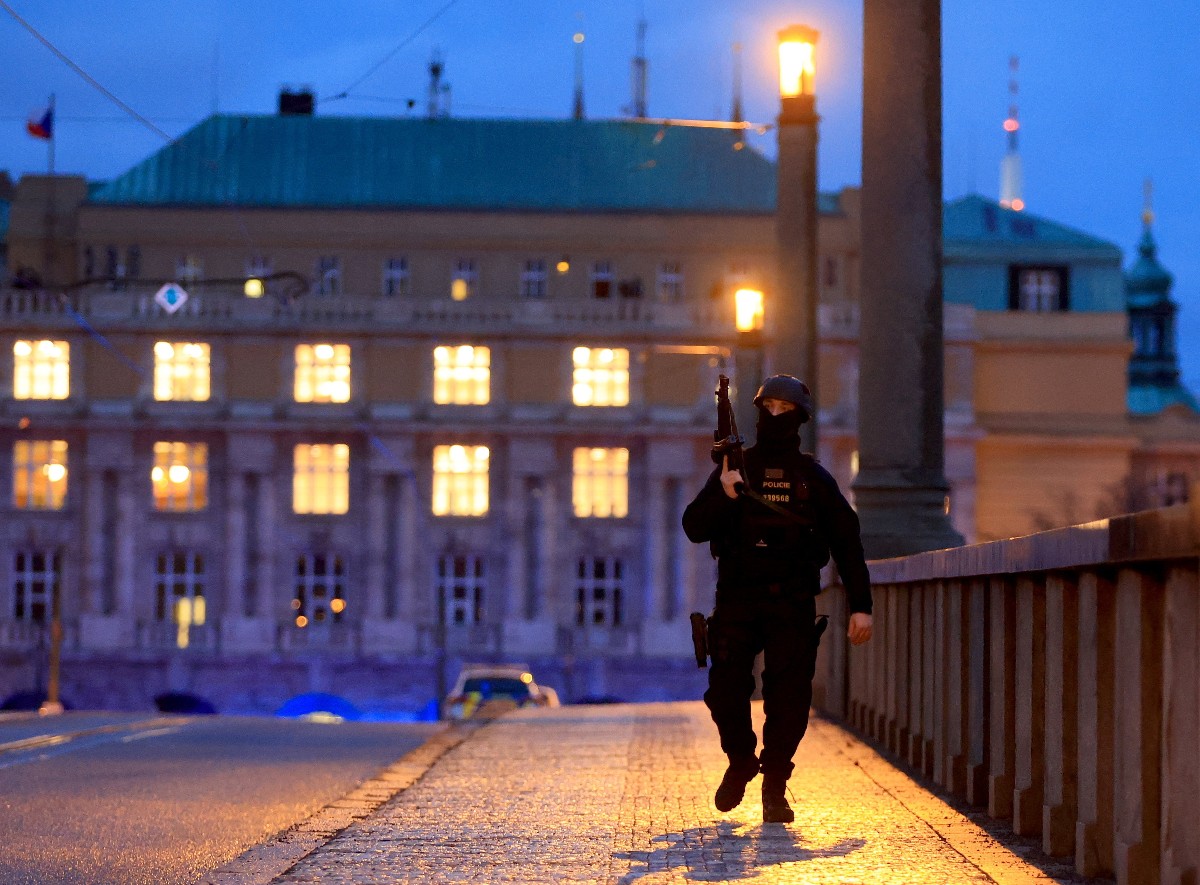 Fegyveres rendőr biztosítja a helyszínt a prágai Károly Egyetemnél elkövetett lövöldözést követően