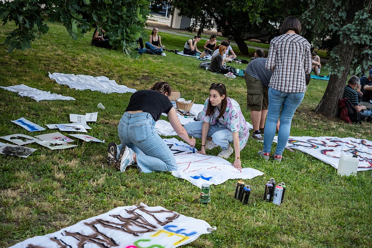 A Kétfarkú Kutya Párt rendezvénye a Döbrentei téren.