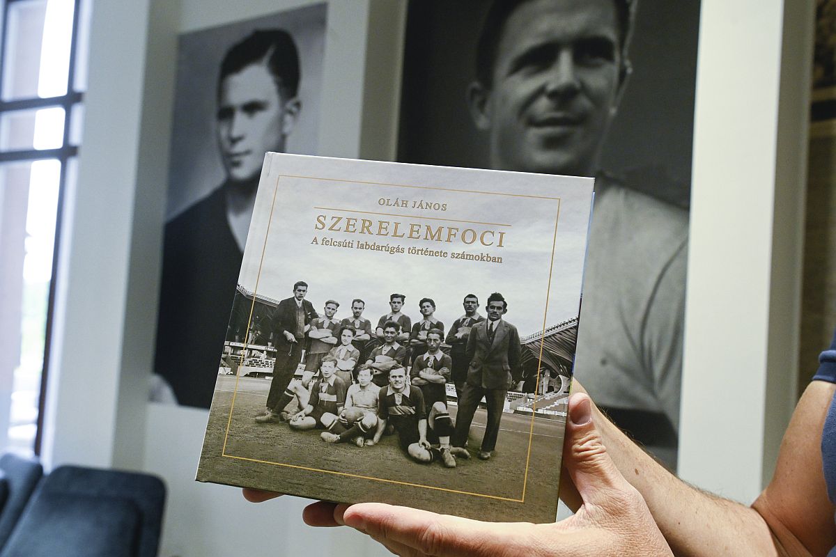 A Szerelemfoci című, a felcsúti labdarúgás százéves történetét összefoglaló könyv a kötet bemutatóján Felcsúton 2024. május 21-én.
