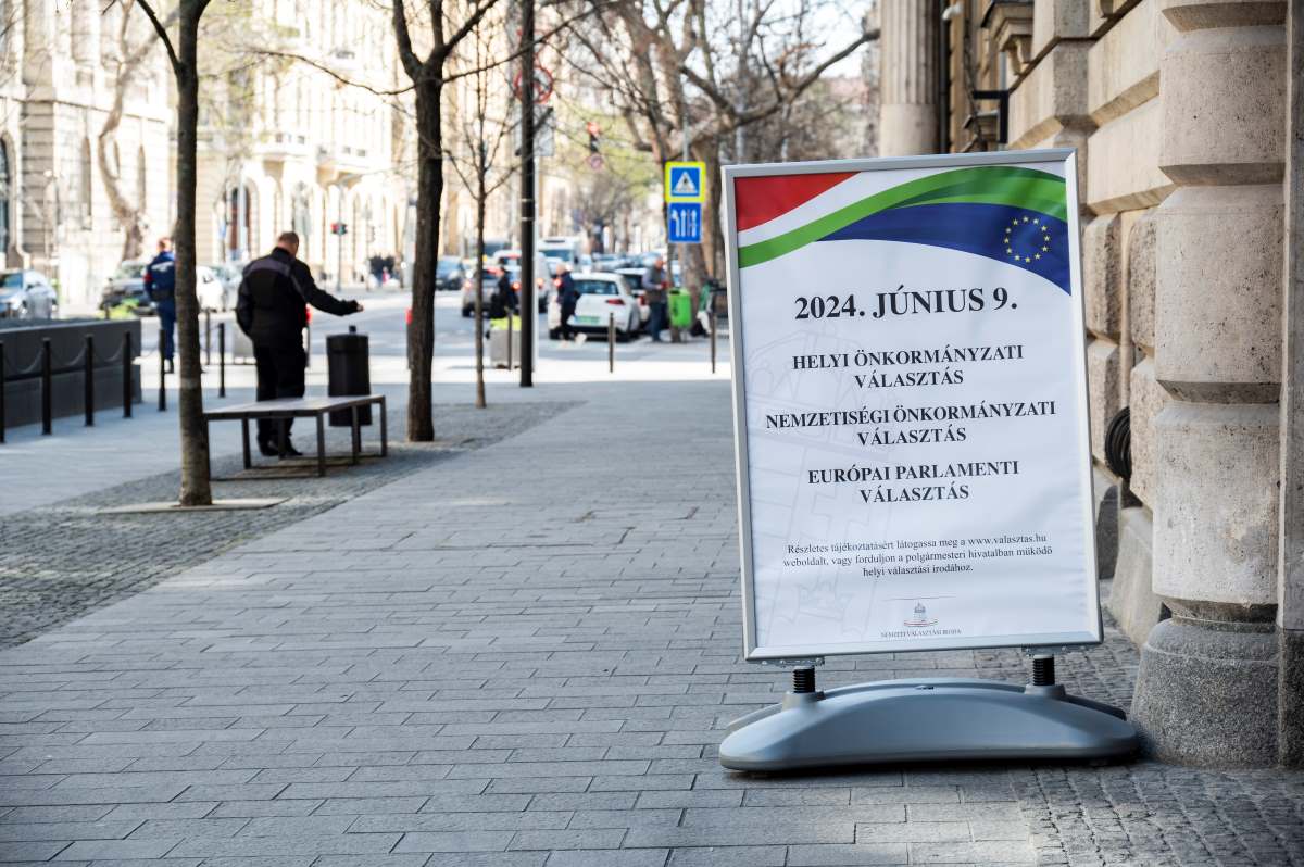 A június 9-ei önkormányzati, nemzetiségi és európai parlamenti (EP) választások hirdetménye a Nemzeti Választási Iroda előtt 2024. március 21-én.