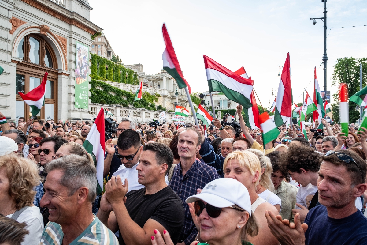 A több ezren voltak a Magyar Péter által szervezett demonstráción a Várkert Bazárnál.