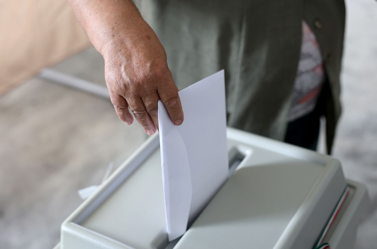 Egy nő leadja szavazatát az önkormányzati, európai parlamenti (EP-) és nemzetiségi választásokon a 001. számú szavazókörben Debrétén 2024. június 9-én.