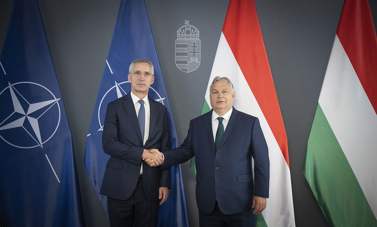 A Miniszterelnöki Sajtóiroda által közreadott képen Orbán Viktor miniszterelnök (j) fogadja Jens Stoltenberg NATO-főtitkárt (b) a Karmelita kolostorban 2024. június 12-én.