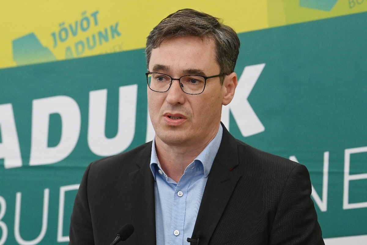 Karácsony Gergely fõpolgármester, a Párbeszéd-Zöldek-DK-MSZP fõpolgármester-jelöltje sajtótájékoztatót tart a Városházán 2024. június 7-én. Ezen a napon Szentkirályi Alexandra, a Fidesz-KDNP főpolgármester-jelöltje visszalépett a jelöltségtõl, és Vitézy Dávid támogatására kérte támogatóit.