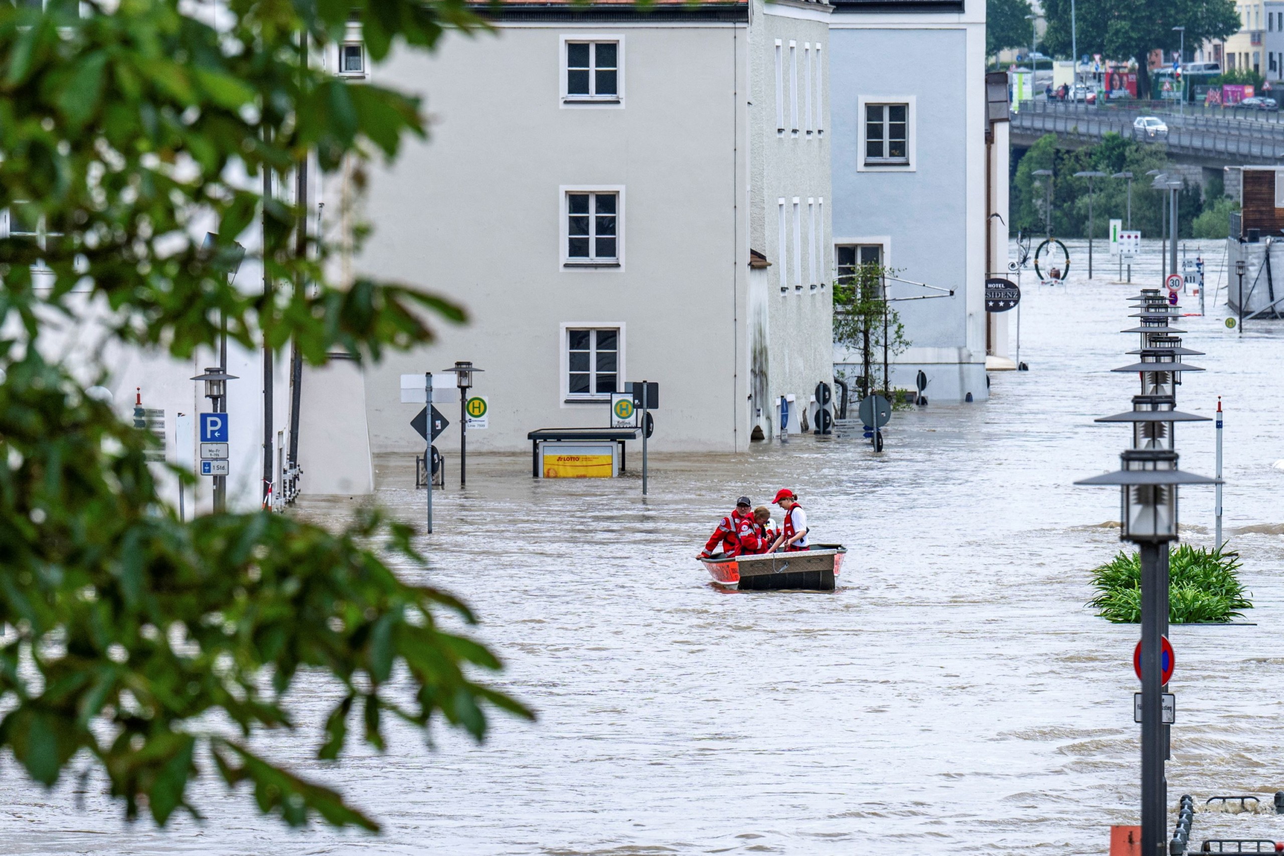 A megáradt Duna vizén navigál egy mentőcsónak az épületek között a dél-bajorországi Passau óvárosában 2024. június 4-én. Az utóbbi napok heves esőzései miatt számos németországi település küzd árvízzel.