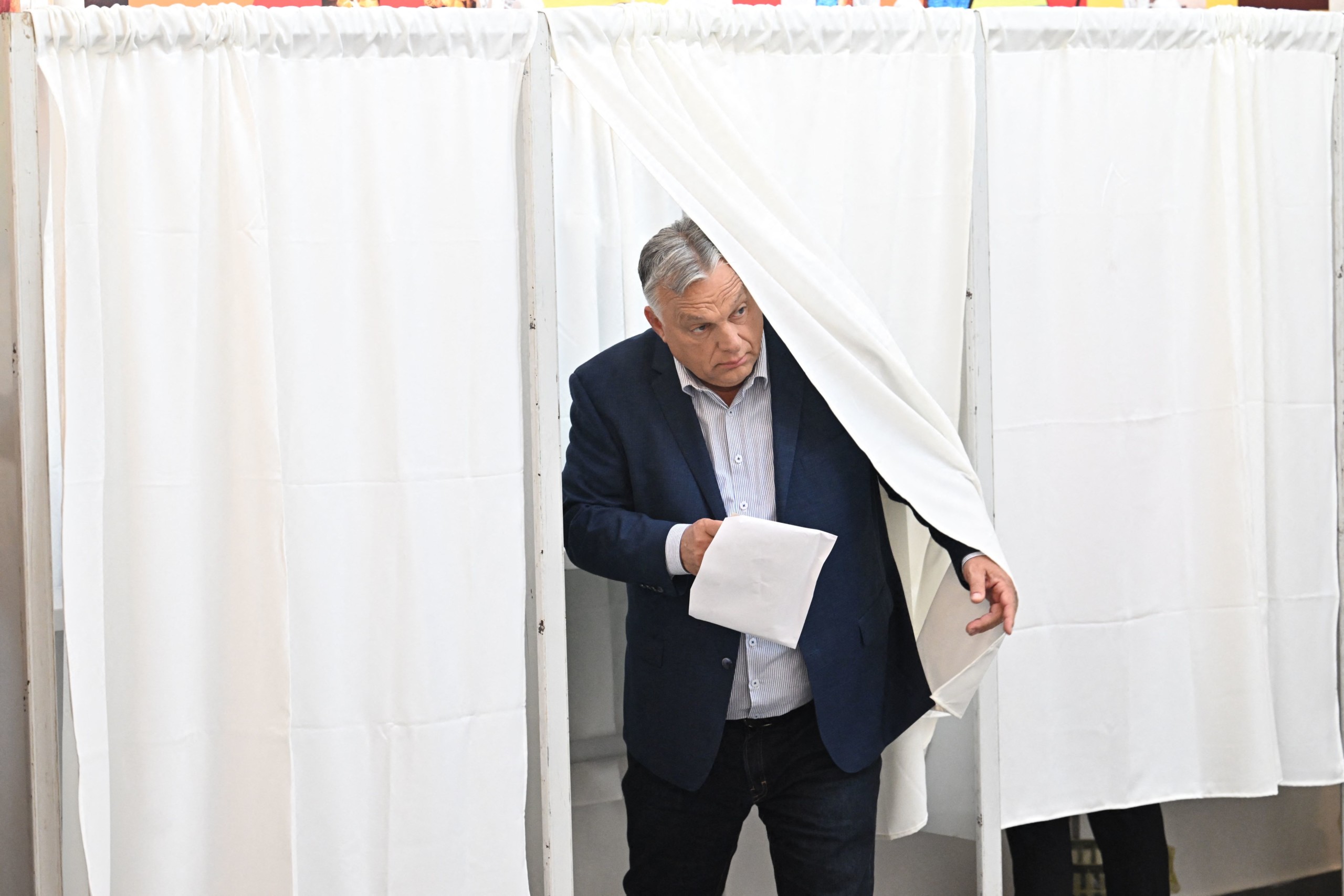 Orbán Viktor kijön a szavazófülkéből 2024. június 9-én.