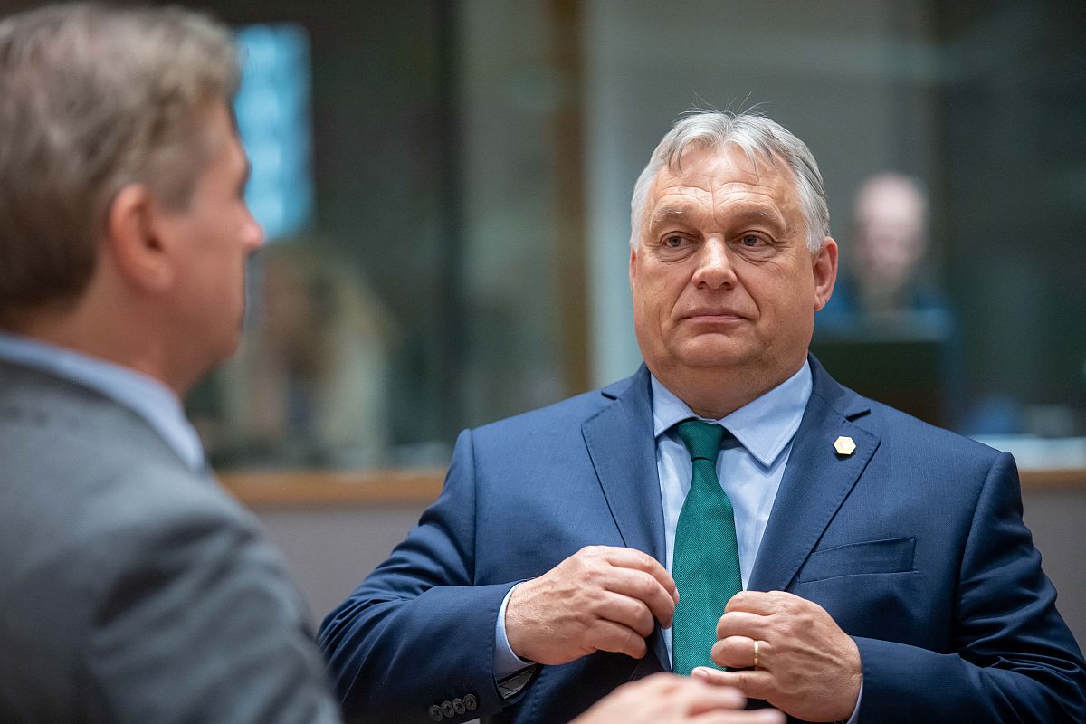 Orbán Viktor a zakóját igazgatja.