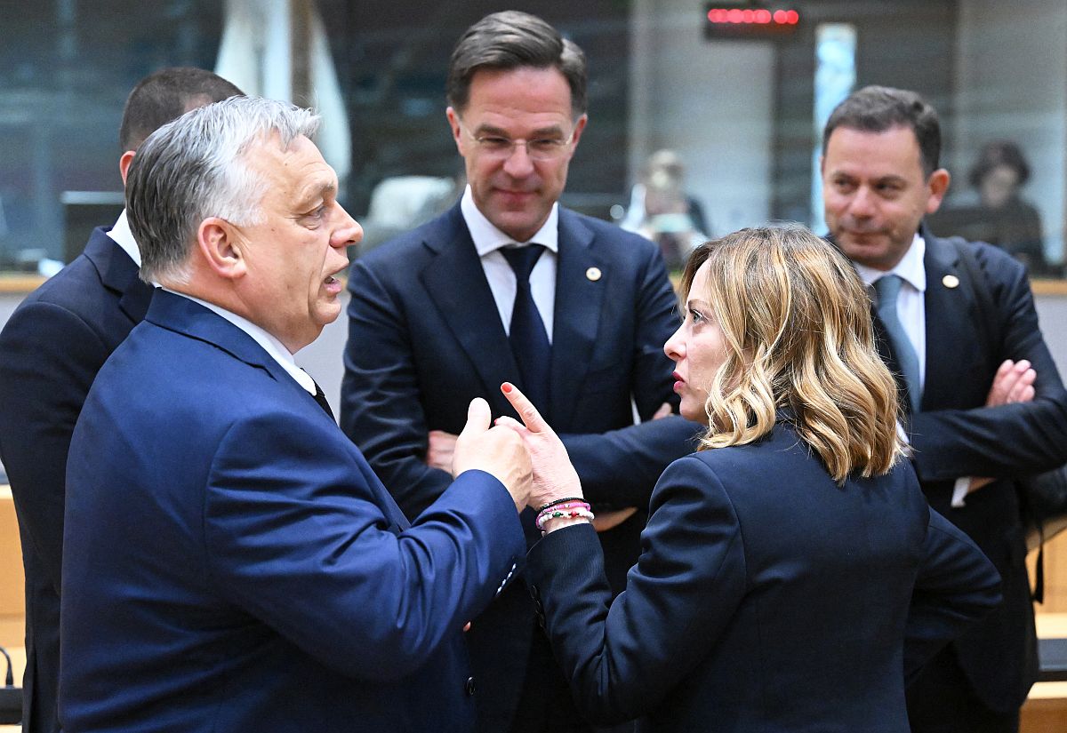 Orbán Viktor beszéget Giorgia Melonival és Mark Ruttéval.