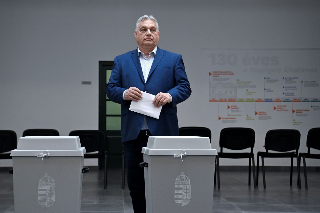 Orbán Viktor miniszterelnök, a Fidesz elnöke leadja szavazatát az önkormányzati, európai parlamenti (EP-) és nemzetiségi választásokon a XII. kerületi Zugligeti Általános Iskolában kialakított 53-as számú szavazókörben 2024. június 9-én.