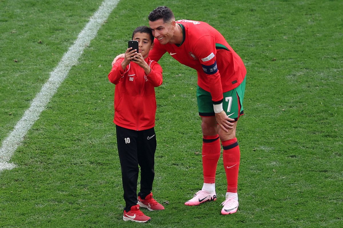 A biztonsági szolgálat tagjai egy pályára belógott fiút fognak el, miután közös fényképet készített a portugál Cristiano Ronaldóval.