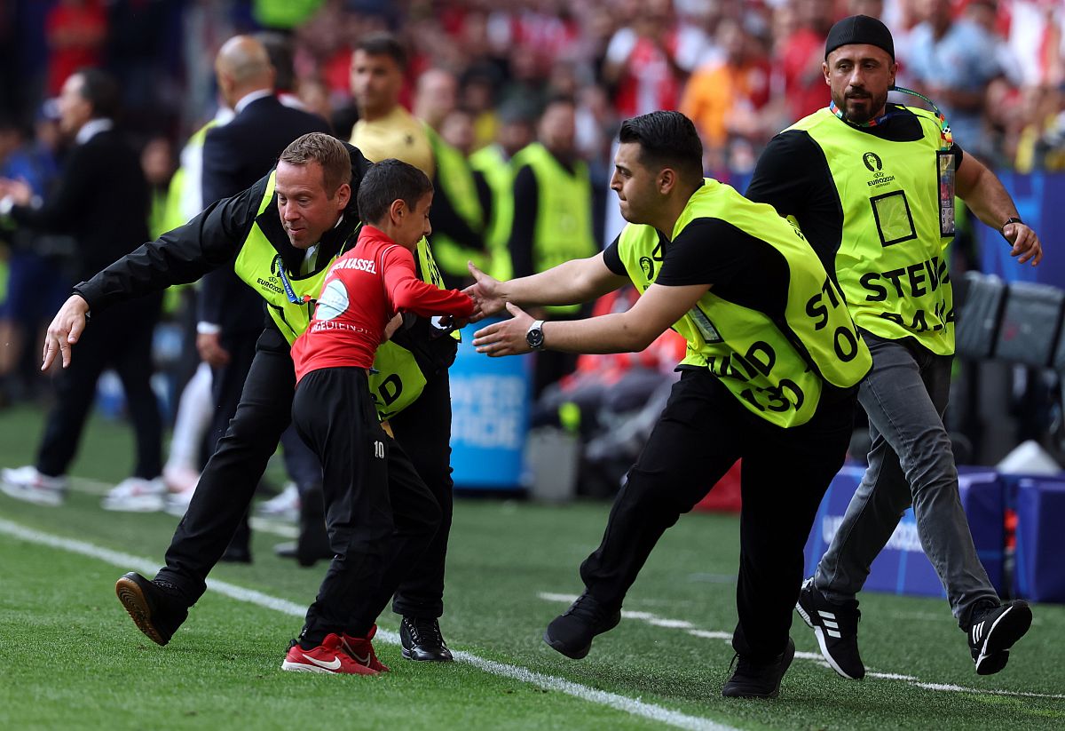 A biztonsági szolgálat tagjai egy pályára belógott fiút fognak el, miután közös fényképet készített a portugál Cristiano Ronaldóval.