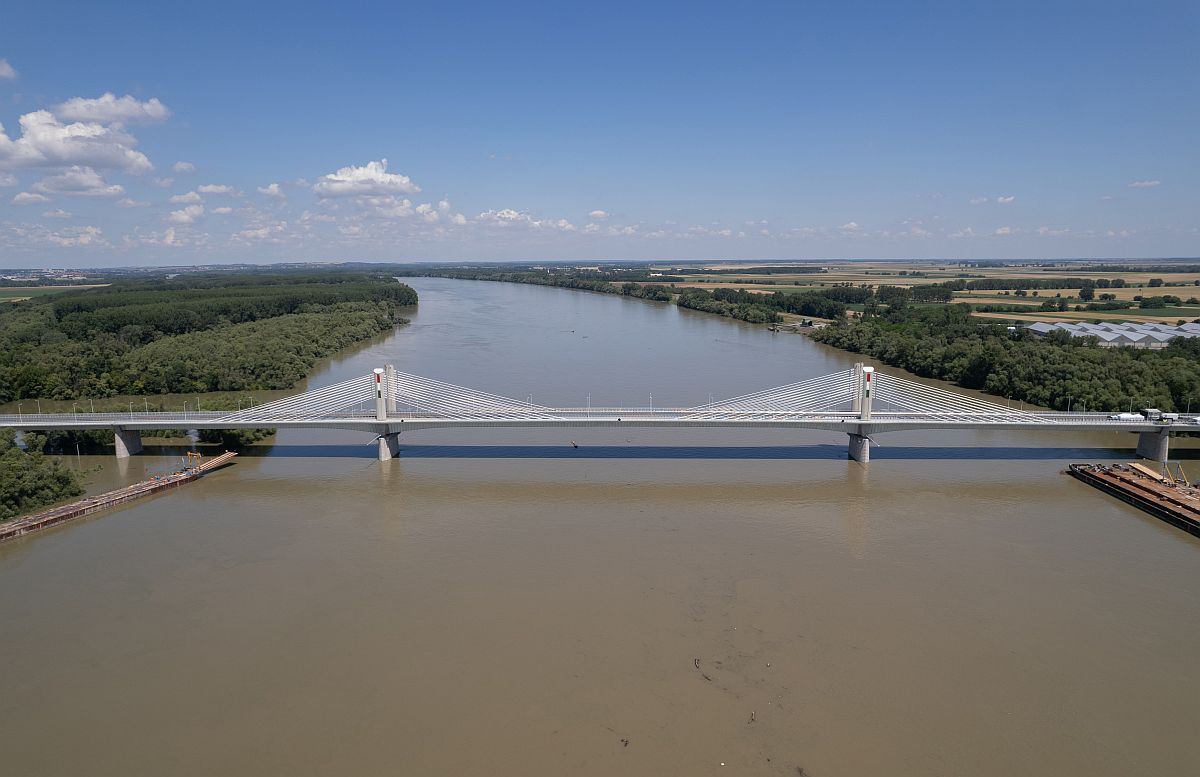 A Tomori Pál-híd átadása.
