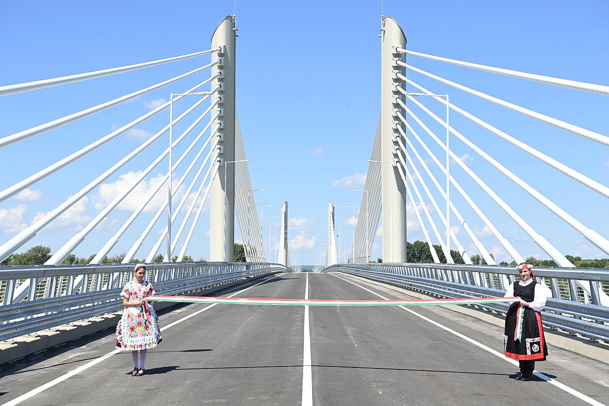 A Tomori Pál-híd átadása.