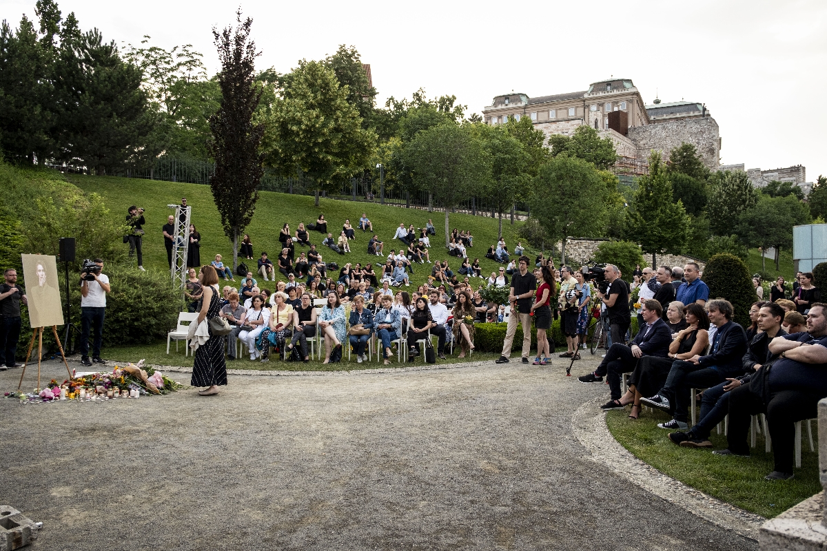 Virrasztás Tompos Kátya emlékére a Várkert Bazárban