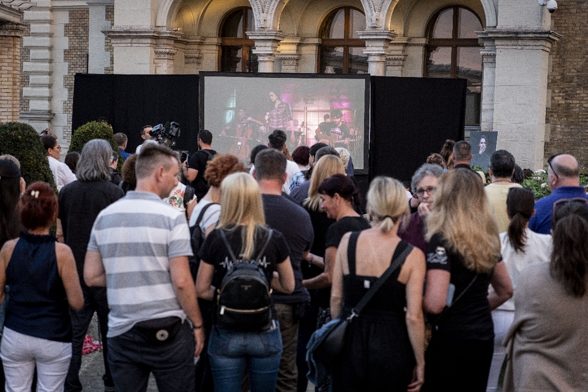 Virrasztás Tompos Kátya emlékére a Várkert Bazárban