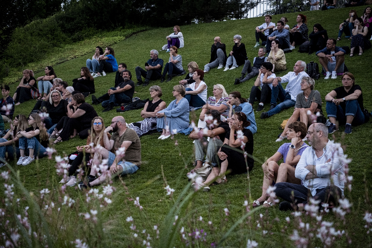 Virrasztás Tompos Kátya emlékére a Várkert Bazárban