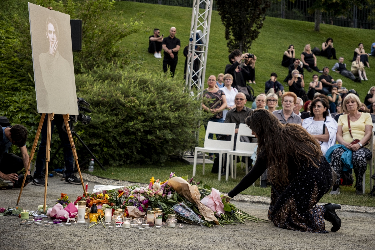 Virrasztás Tompos Kátya emlékére a Várkert Bazárban