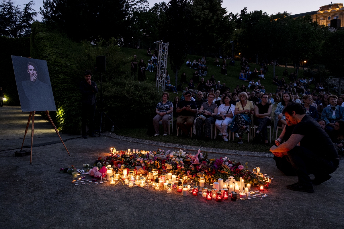 Virrasztás Tompos Kátya emlékére a Várkert Bazárban