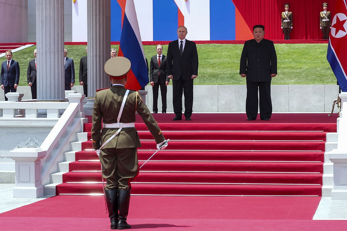 Kim Dzsongün fogadja Vlagyimir Putyint.