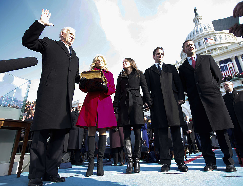 Joseph Biden leteszi hivatali esküjét az Egyesült Államok alelnökeként a washingtoni Capitolium nyugati homlokzatán 2009. január 20-án