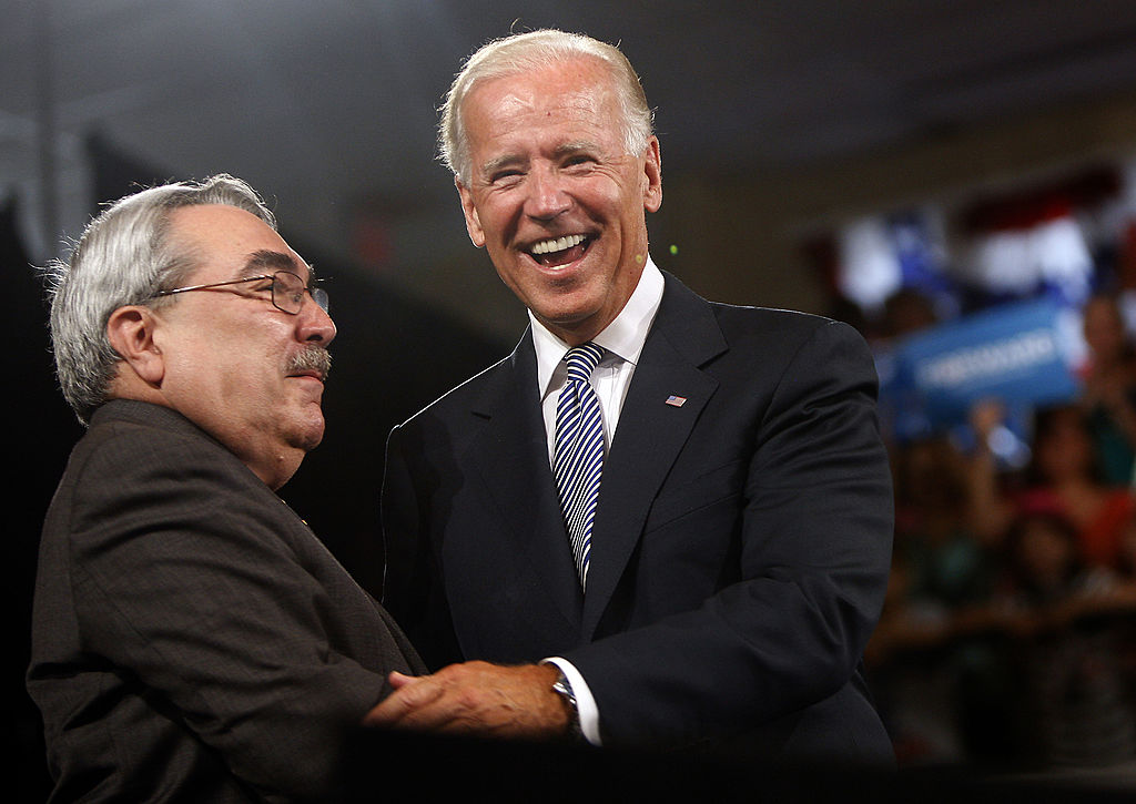 Joe Biden alelnök megöleli G. K. Butterfield képviselőt