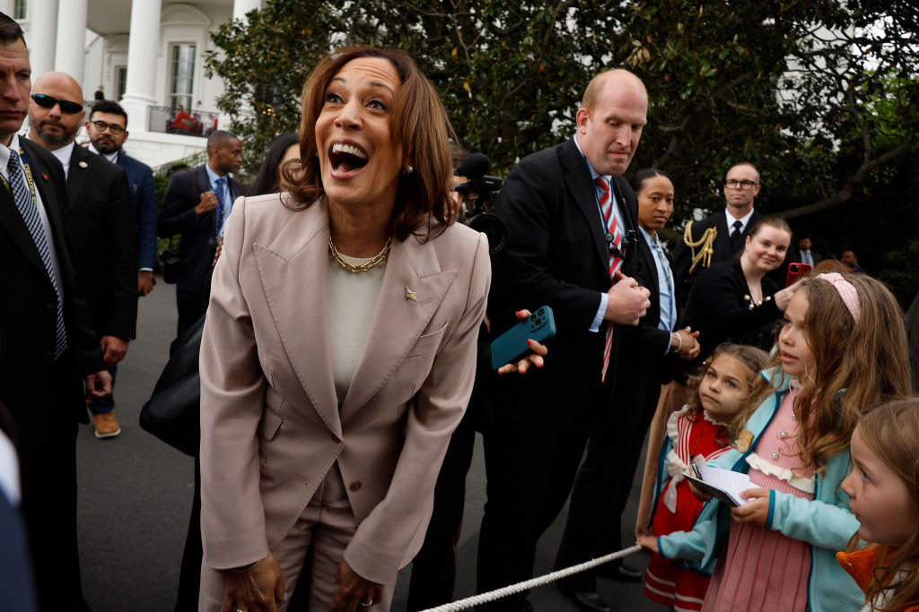 Kamala Harris mosolyog a fehér ház gyermekeinek köszöntésekor