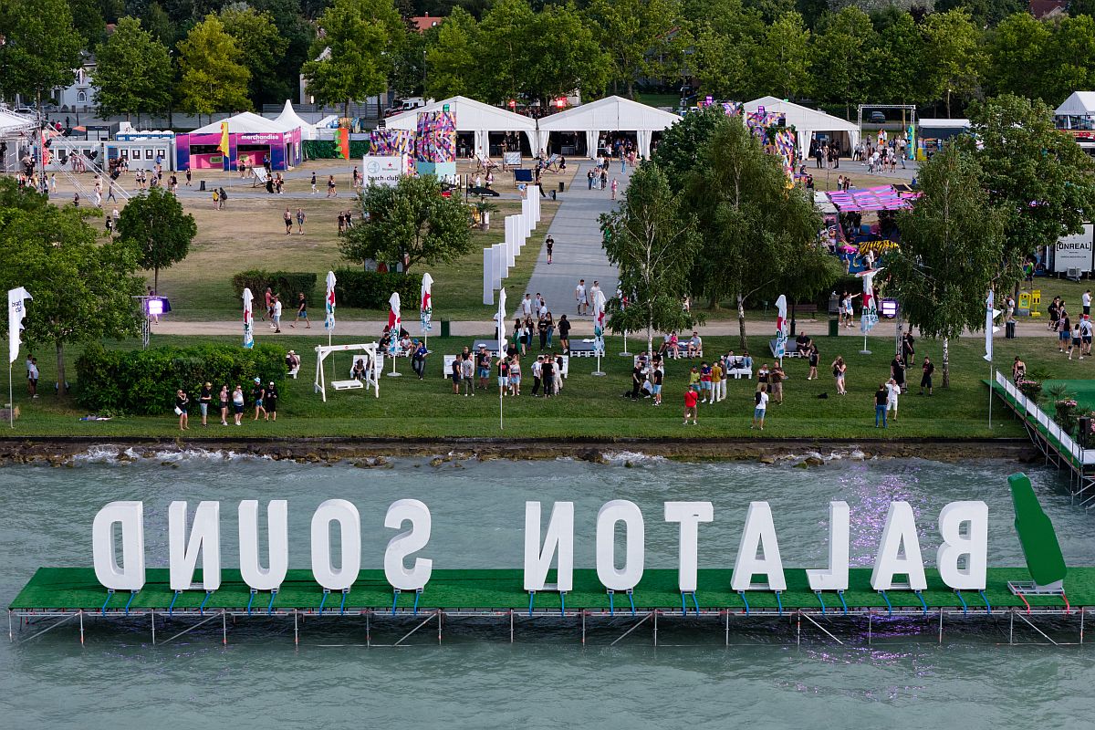 A drónnal készült felvételen fesztiválozók a zamárdi Balaton Sound nyitónapján, 2024. július 3-án. A fesztivált 2024. július 3-6. között rendezik a Balaton-parti településen.