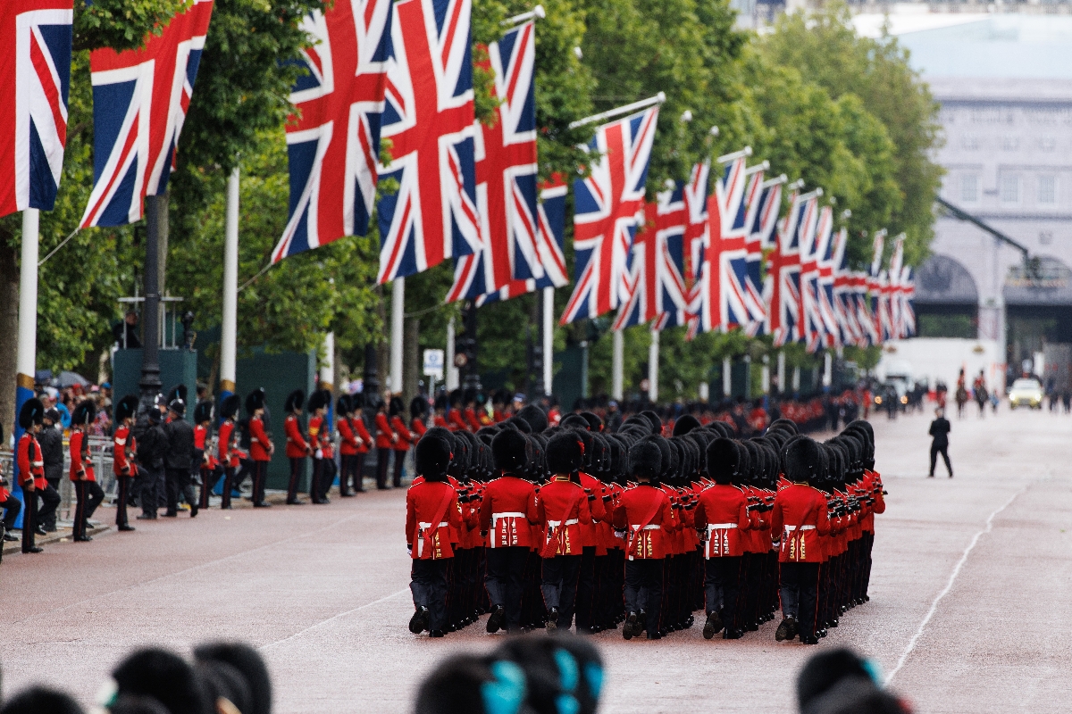 A gránátos gárdaezred katonái masíroznak a III. Károly brit király nem hivatalos születésnapján rendezett díszszemlén Londonban 2024. június 15-én. A hagyomány szerint június második szombatján tartják a brit uralkodók hivatalos születésnapi ünnepségét.