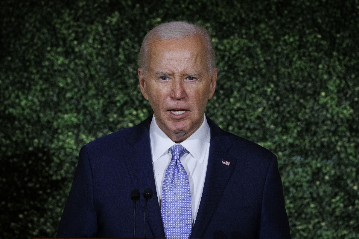 Joe Biden amerikai elnök beszédet mond a NATO 32 tagállama állam- és kormányfőinek vacsoráján a washingtoni Fehér Ház Keleti termében 2024. július 10-én