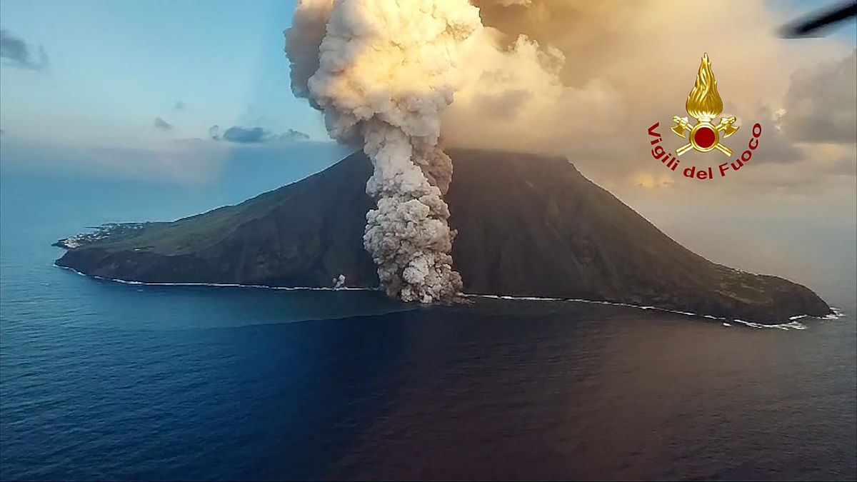 Hamut lövell a Stromboli.