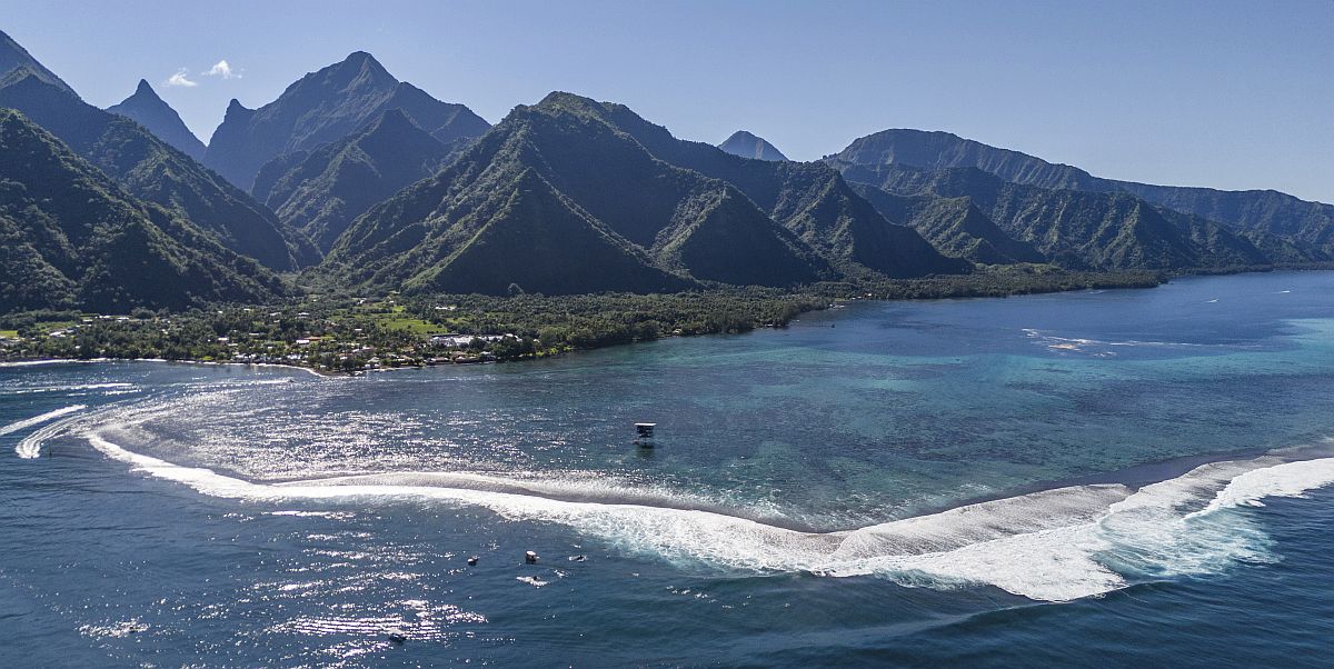 Szörfösök edzenek a Tahiti szigetén fekvő Teahupo‘o falu partjainál.