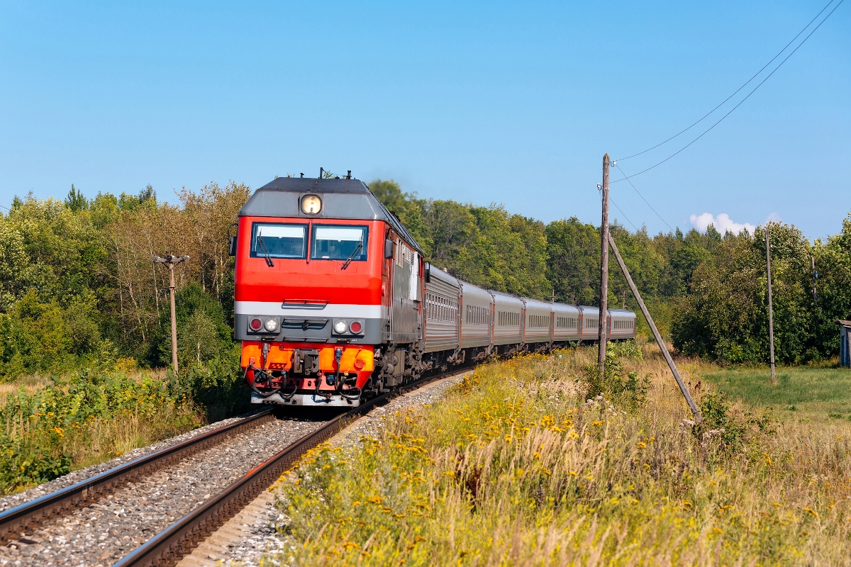 Egy dieselmozdony húz több vasúti kocsit is