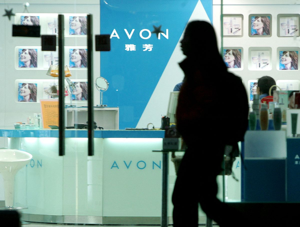 Avon bolt kirakata előtt elmegy egy járókelő arnyalakja.