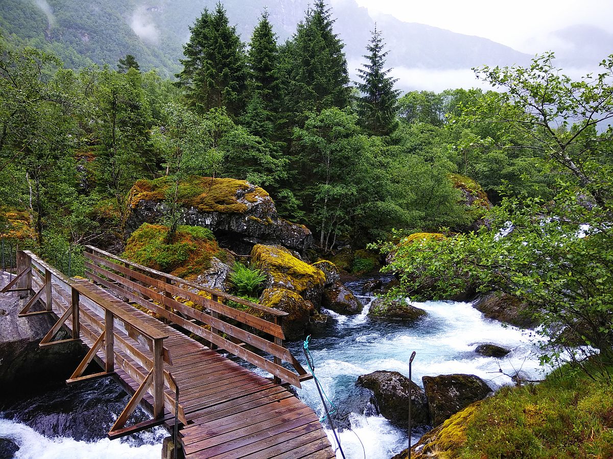 Fa híd a norvég Bondhuselva folyón.