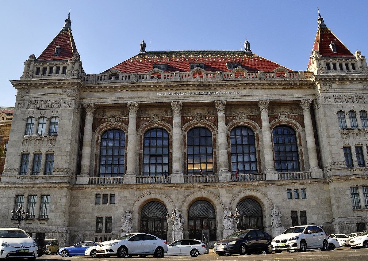 A Budapesti Mûszaki és Gazdaságtudományi Egyetem, a BME központi K épülete, a Műegyetem rakparton