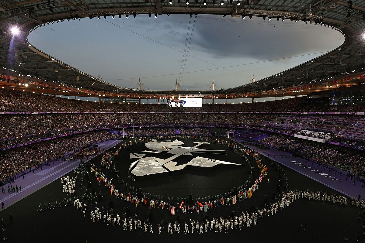 Sportolók viszik hazájuk zászlóját a 2024-es párizsi nyári olimpia záróünnepségén a Stade de France-ban 2024. augusztus 11-én.