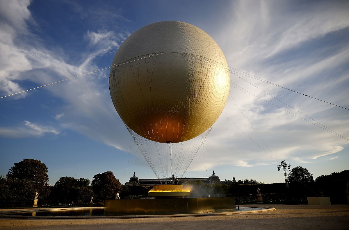 Aranyszínű hőlégballon áll a párizsi Tuileriák kertjében a 2024-es párizsi nyári olimpia záróünnepségének kezdete előtt 2024. augusztus 11-én.