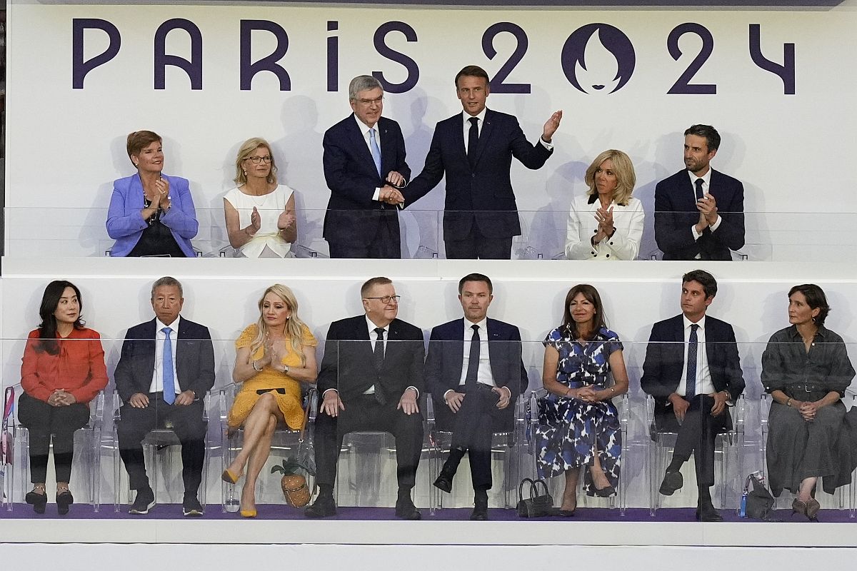 Emmanuel Macron francia elnök (j3, fent) és felesége, Brigitte Macron (j2, fent), valamint Thomas Bach, a Nemzetközi Olimpiai Bizottság (NOB) elnöke (b3, fent) a 2024-es párizsi nyári olimpia záróünnepségén a saint-denis-i Stade de France-ban 2024. augusztus 11-én.