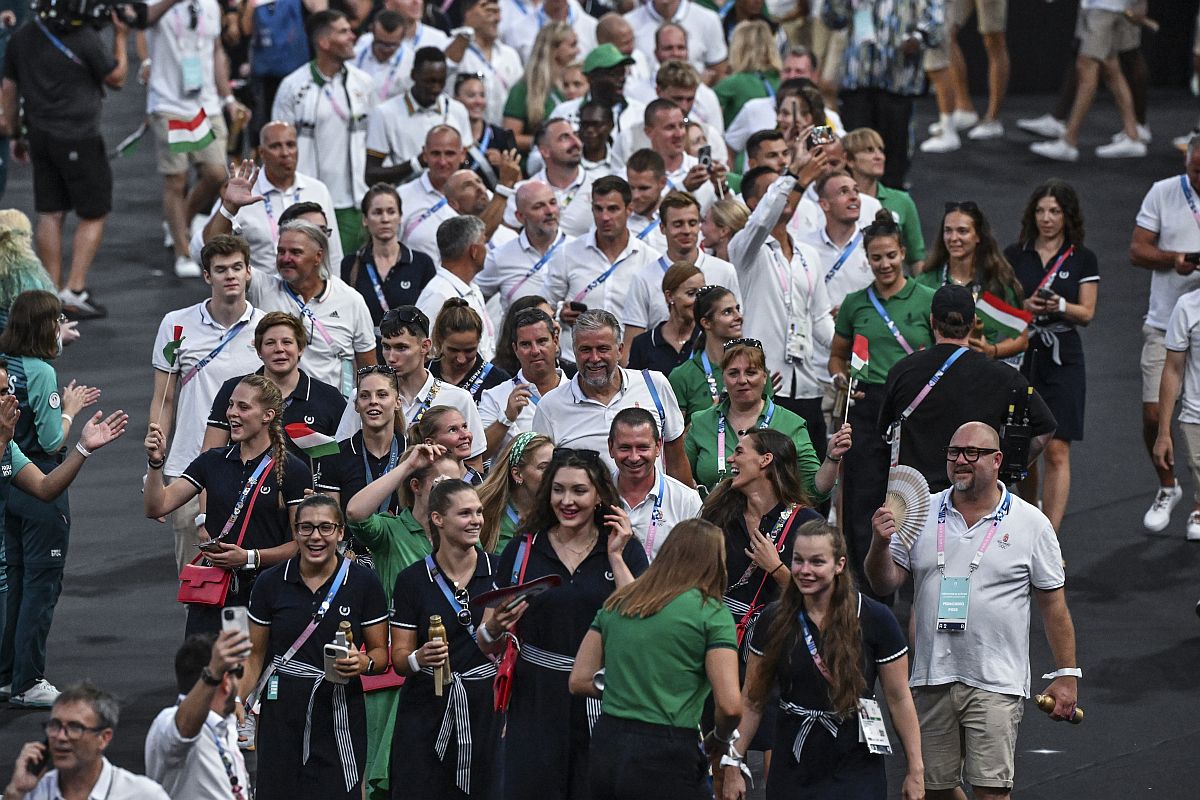 A magyar sportolók bevonulnak a 2024-es párizsi nyári olimpia záróünnepségén a Stade de France-ban 2024. augusztus 11-én.