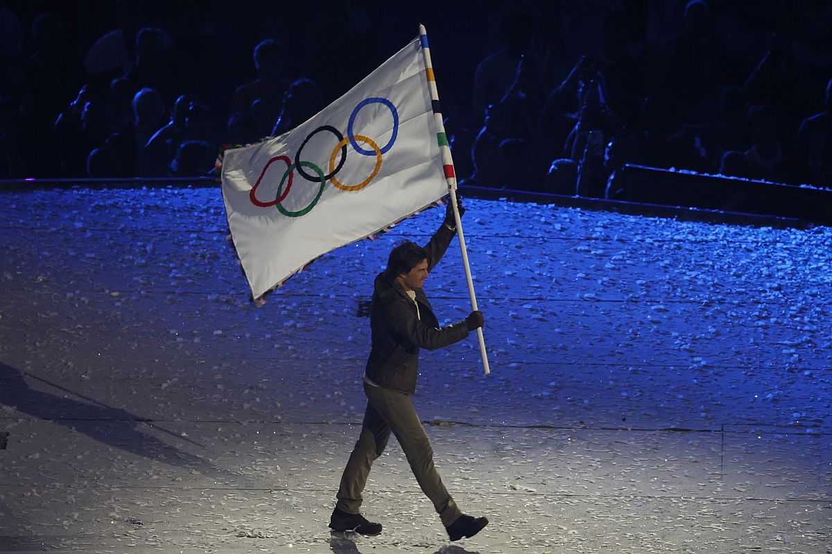 Tom Cruise viszi az olimpiai zászlót.