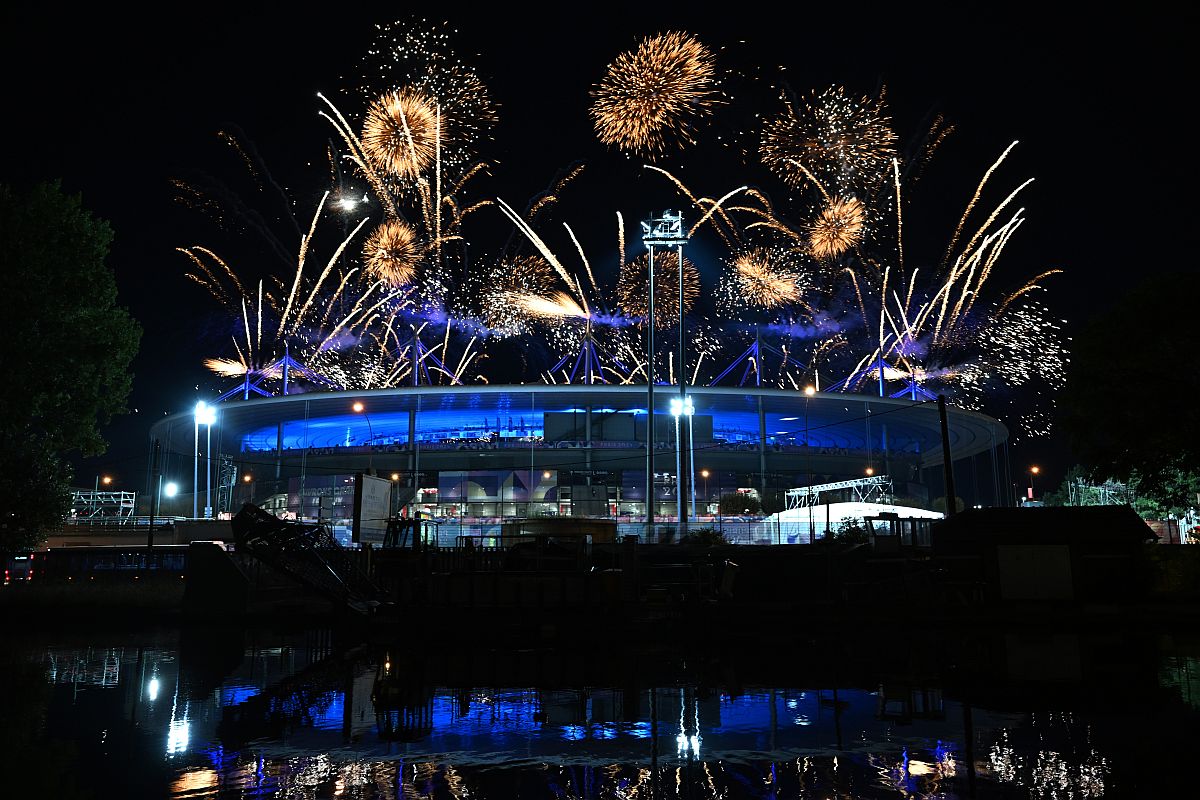 Tűzijáték a párizsi olimpia záróünnepségén.