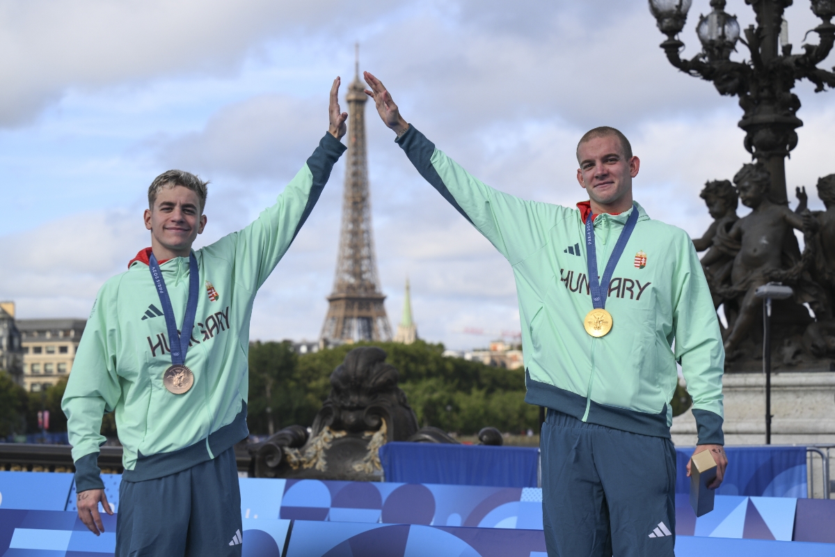 Az aranyérmes Rasovszky Kristóf (j) és a bronzérmes Betlehem Dávid a férfi 10 kilométeres nyíltvízi úszás eredményhirdetésén